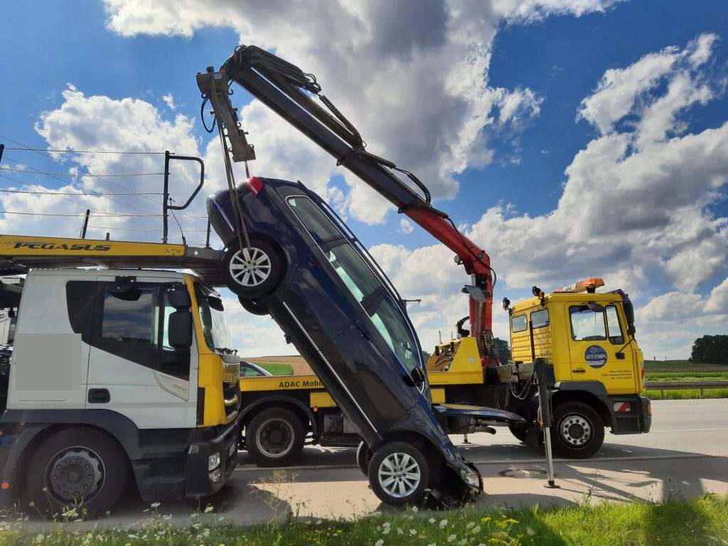 Abschleppwagen mit Bergekran von Auto Stampfl